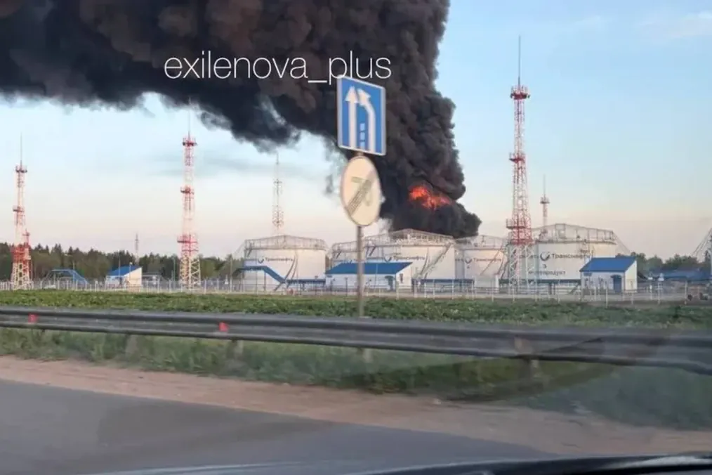 ataque sobre refinería moscú